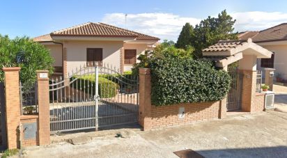 Farm 12 rooms of 366 m² in Strongoli (88815)