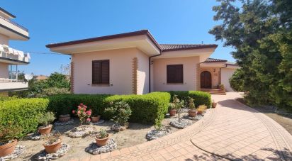 Farm 12 rooms of 366 m² in Strongoli (88815)