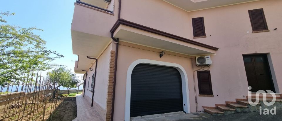 Casale 12 locali di 366 m² in Strongoli (88815)