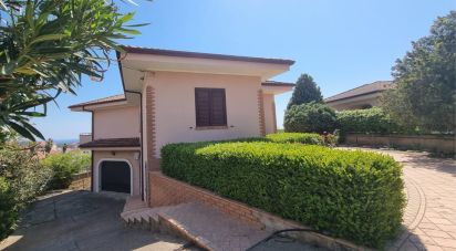 Farm 12 rooms of 366 m² in Strongoli (88815)