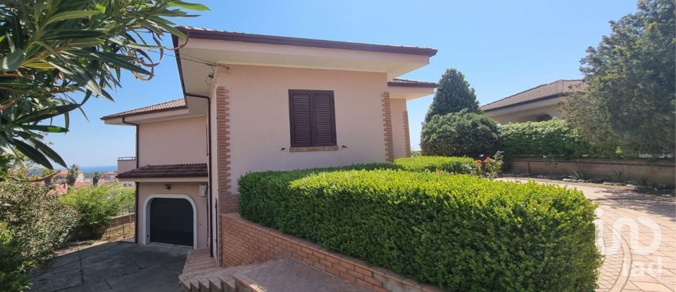 Casale 12 locali di 366 m² in Strongoli (88815)