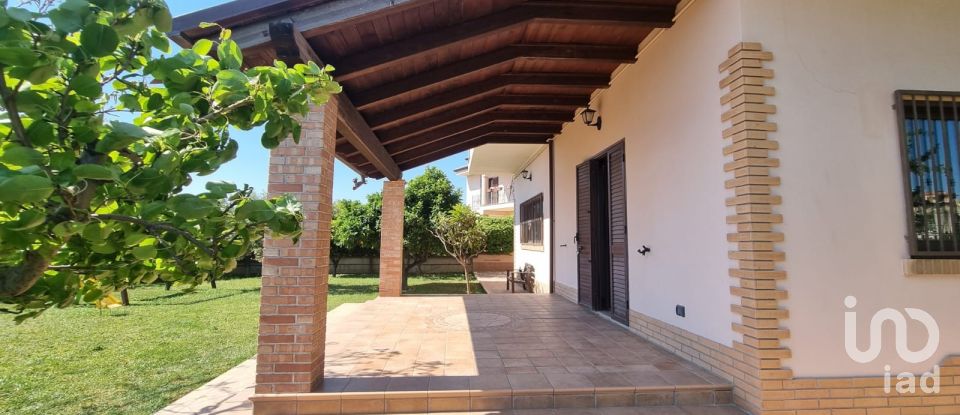 Casale 12 locali di 366 m² in Strongoli (88815)