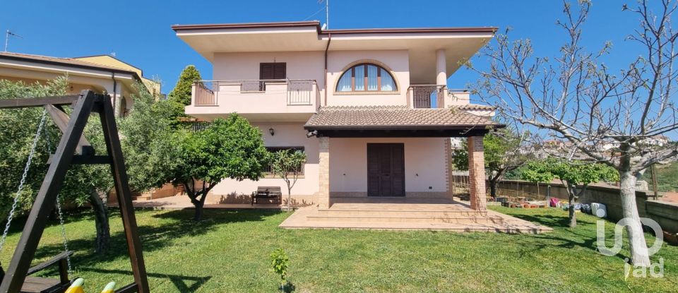 Casale 12 locali di 366 m² in Strongoli (88815)