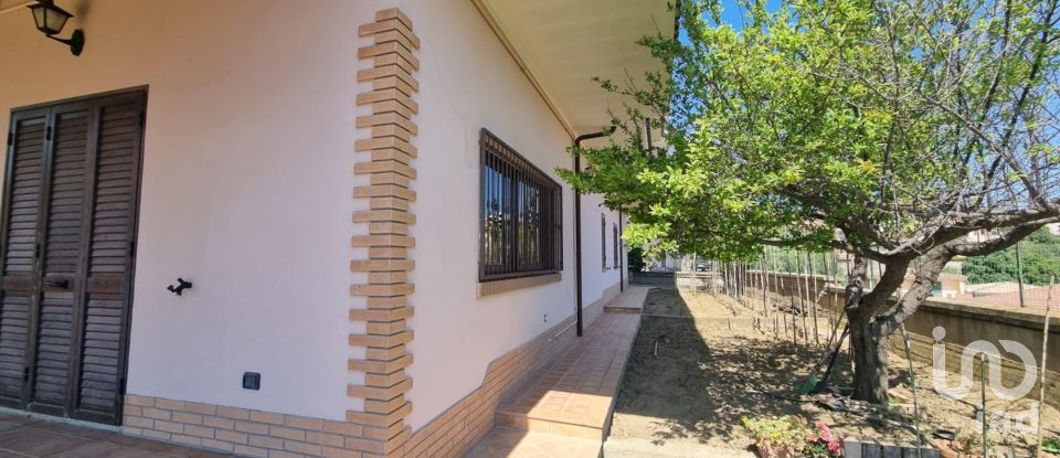 Casale 12 locali di 366 m² in Strongoli (88815)