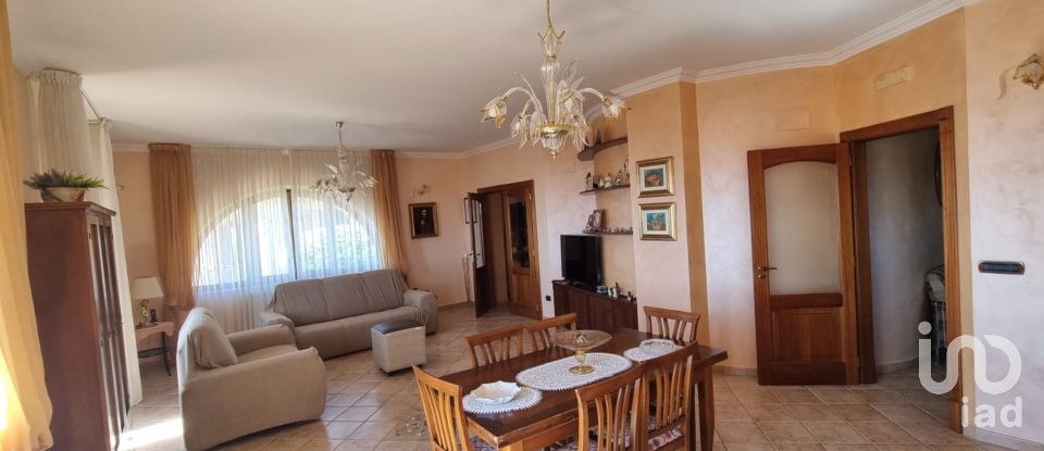 Casale 12 locali di 366 m² in Strongoli (88815)
