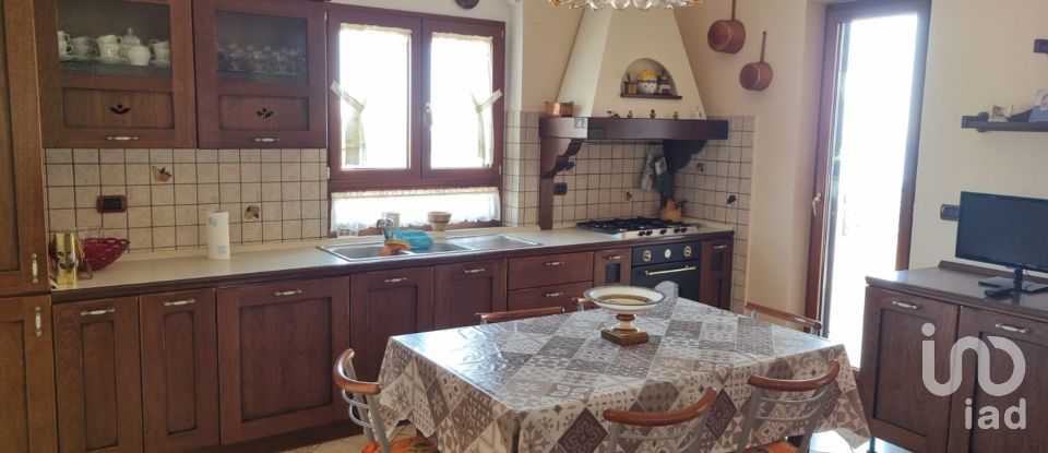 Casale 12 locali di 366 m² in Strongoli (88815)