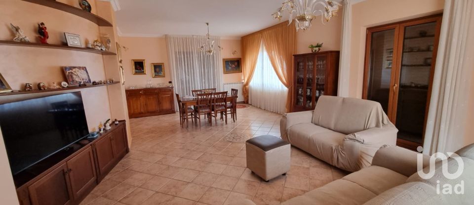 Casale 12 locali di 366 m² in Strongoli (88815)