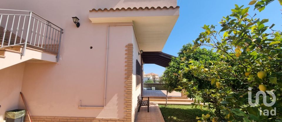 Casale 12 locali di 366 m² in Strongoli (88815)