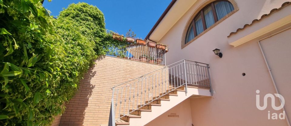 Casale 12 locali di 366 m² in Strongoli (88815)