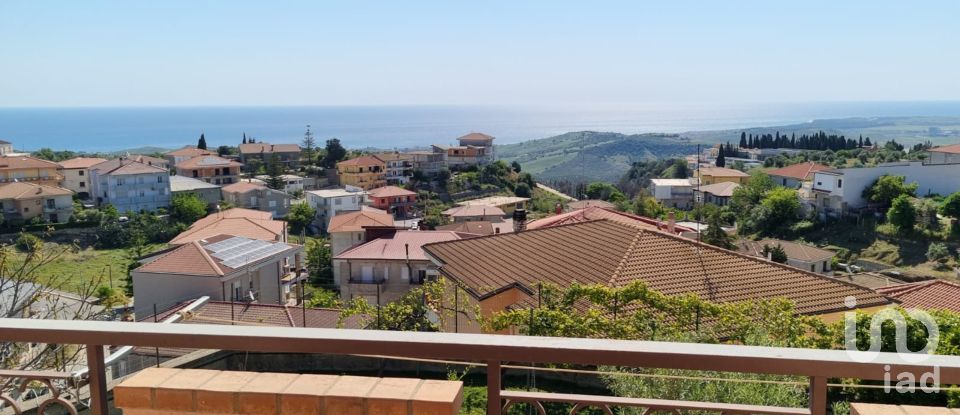 Casale 12 locali di 366 m² in Strongoli (88815)