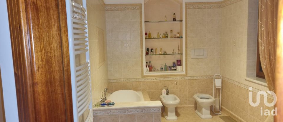 Casale 12 locali di 366 m² in Strongoli (88815)