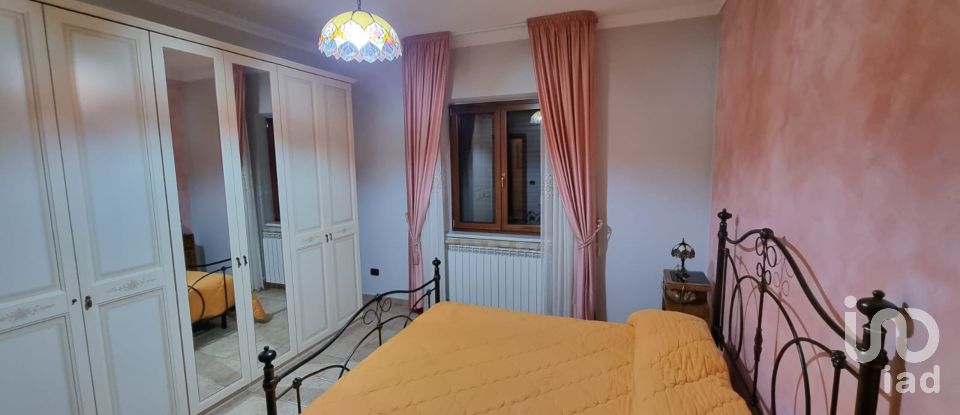 Casale 12 locali di 366 m² in Strongoli (88815)