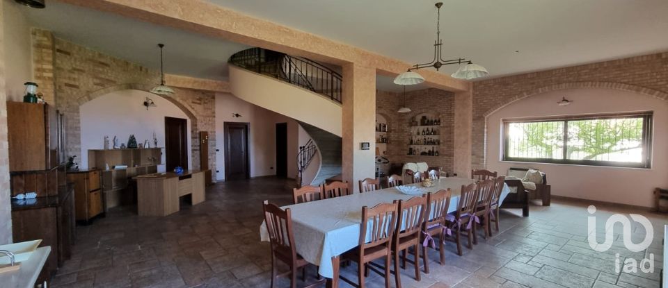 Casale 12 locali di 366 m² in Strongoli (88815)