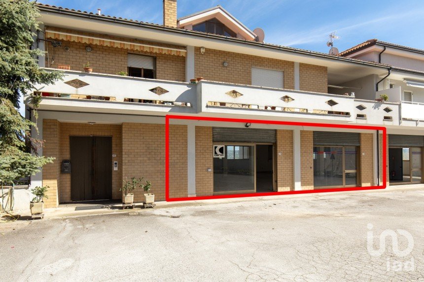 Negozio / locale commerciale di 240 m² in Monte Urano (63813)