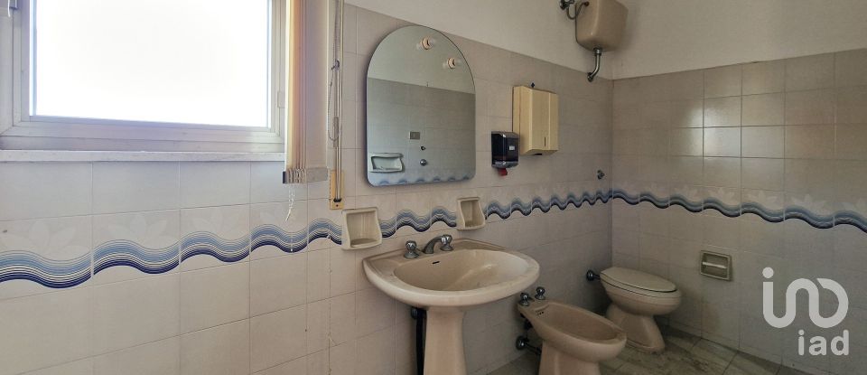 Negozio / locale commerciale di 240 m² in Monte Urano (63813)