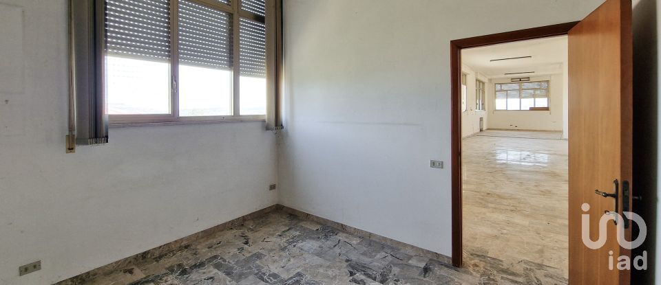 Negozio / locale commerciale di 240 m² in Monte Urano (63813)