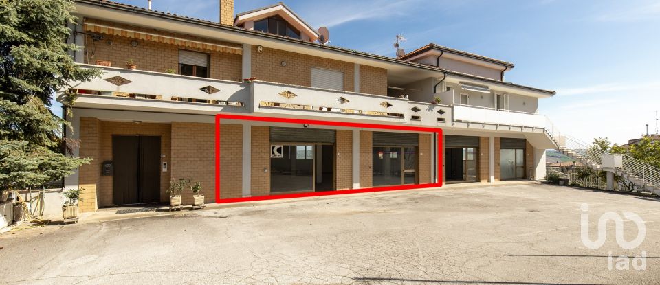 Negozio / locale commerciale di 240 m² in Monte Urano (63813)