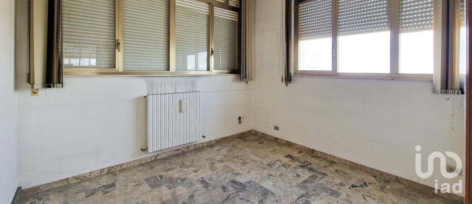 Negozio / locale commerciale di 240 m² in Monte Urano (63813)