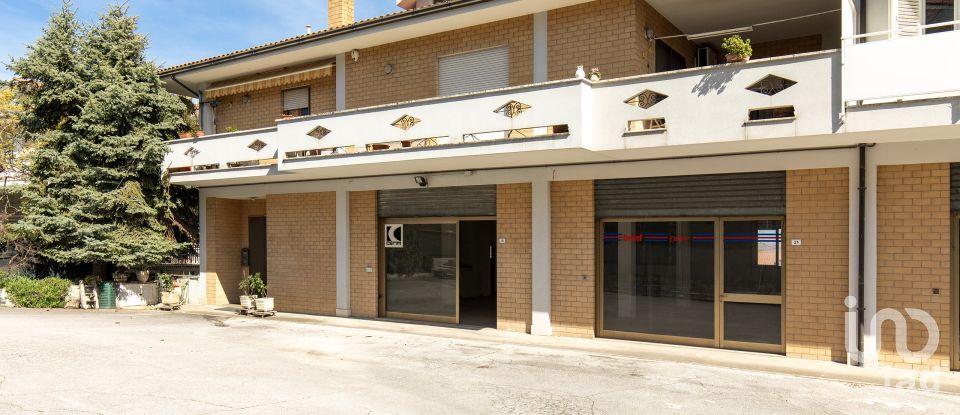 Negozio / locale commerciale di 240 m² in Monte Urano (63813)
