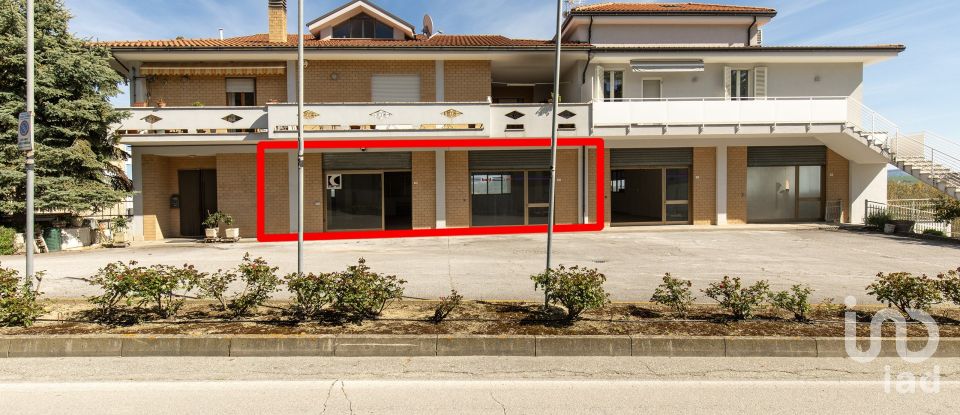 Negozio / locale commerciale di 240 m² in Monte Urano (63813)