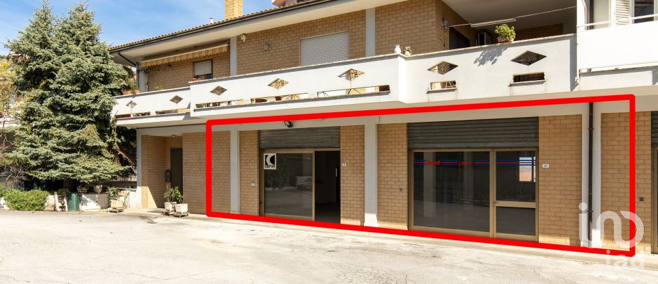 Negozio / locale commerciale di 240 m² in Monte Urano (63813)