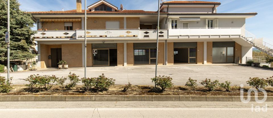 Negozio / locale commerciale di 240 m² in Monte Urano (63813)