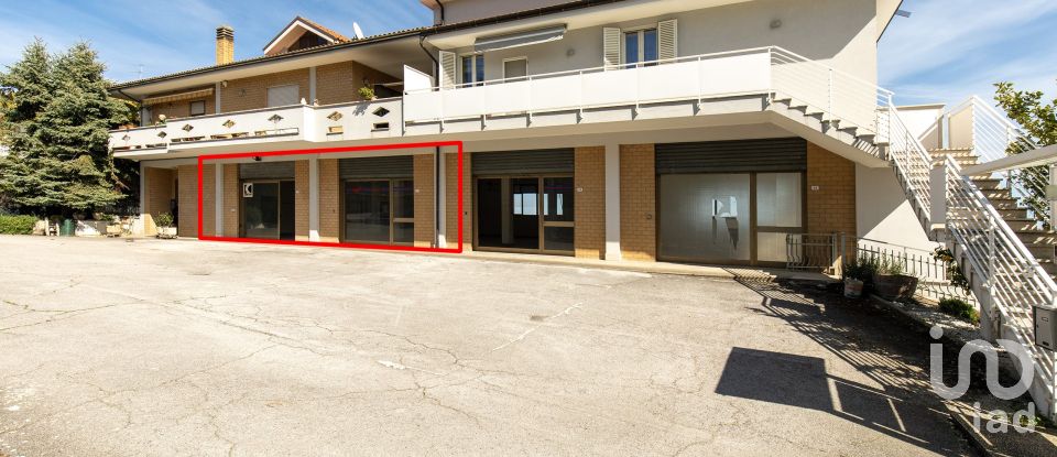 Negozio / locale commerciale di 240 m² in Monte Urano (63813)