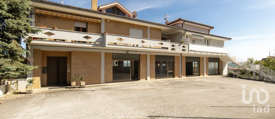Negozio / locale commerciale di 240 m² in Monte Urano (63813)