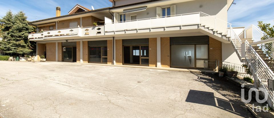 Negozio / locale commerciale di 240 m² in Monte Urano (63813)