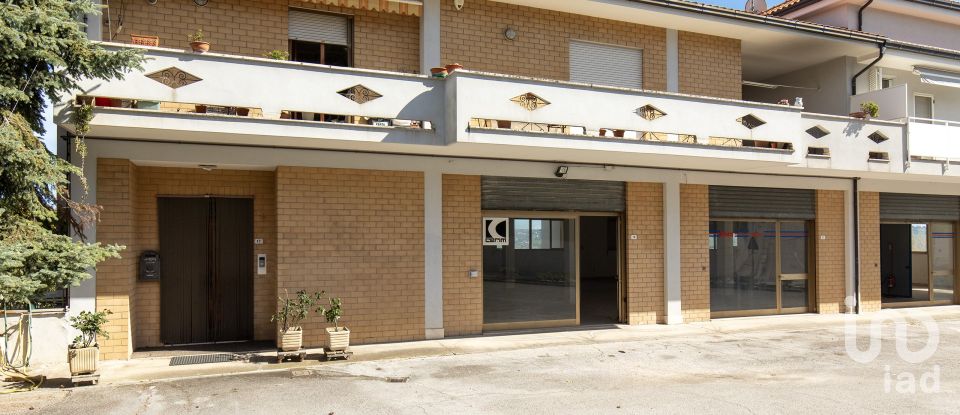 Negozio / locale commerciale di 240 m² in Monte Urano (63813)