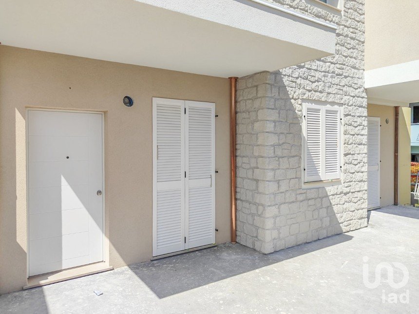 Block of flats 2 rooms of 84 m² in Sirolo (60020)