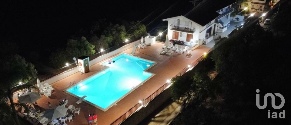 Farm 15 rooms of 310 m² in Noto (96017)