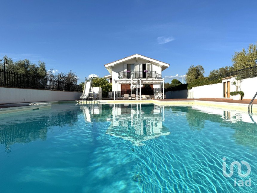 Farm 15 rooms of 310 m² in Noto (96017)