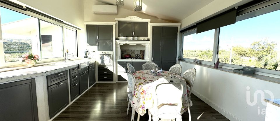 Farm 15 rooms of 310 m² in Noto (96017)