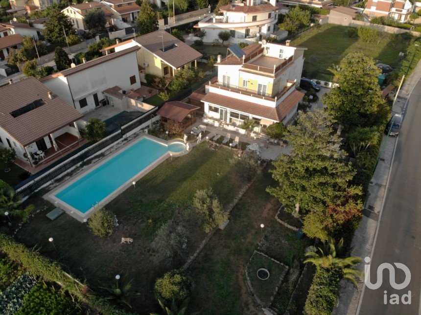 Casale 11 locali di 327 m² in Anzio (00042)