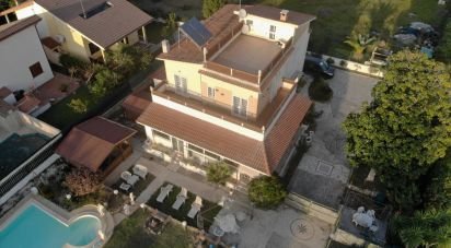 Casale 11 locali di 327 m² in Anzio (00042)