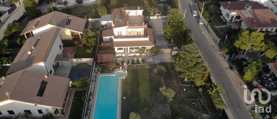 Casale 11 locali di 327 m² in Anzio (00042)