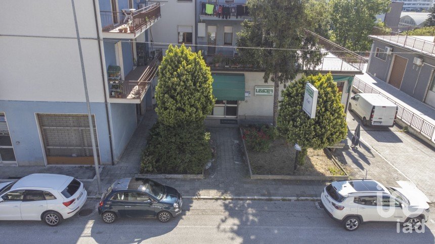 Negozio / locale commerciale di 230 m² in Ancona (60131)