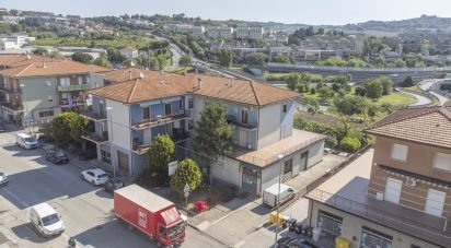 Negozio / locale commerciale di 230 m² in Ancona (60131)