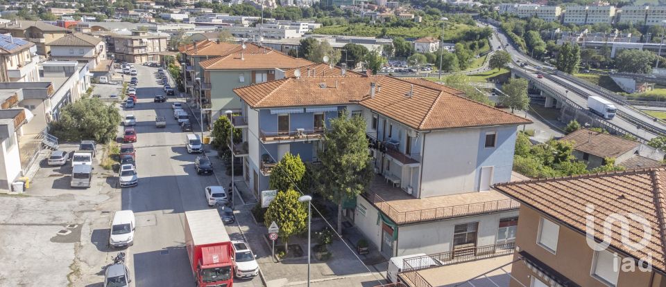 Negozio / locale commerciale di 230 m² in Ancona (60131)