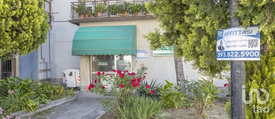 Negozio / locale commerciale di 230 m² in Ancona (60131)