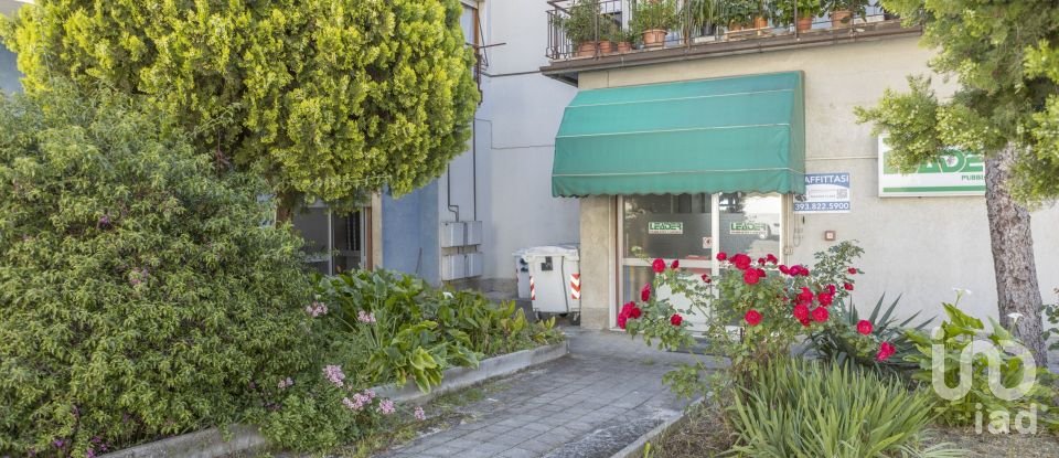 Negozio / locale commerciale di 230 m² in Ancona (60131)