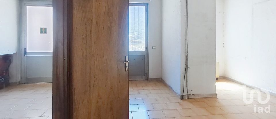 Negozio / locale commerciale di 750 m² in Quart (11020)