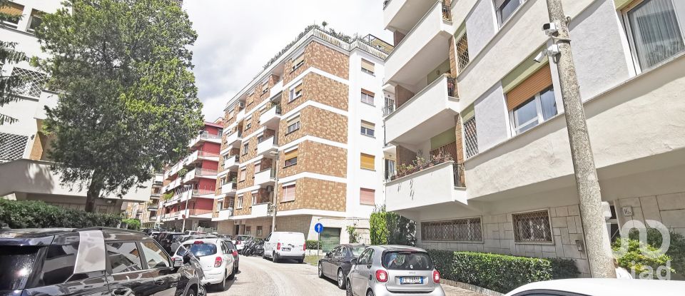 Appartamento 12 locali di 180 m² a Roma (00192)