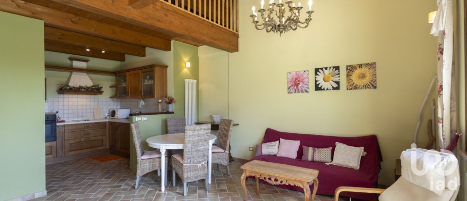 Casale 4 locali di 130 m² in Ancona (60129)