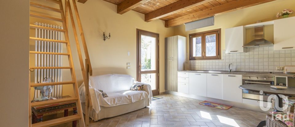 Casale 4 locali di 130 m² in Ancona (60129)