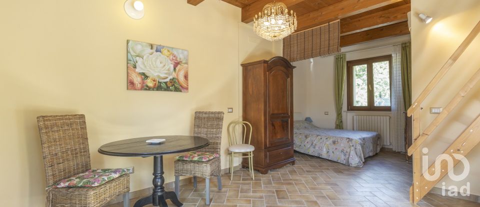 Casale 4 locali di 130 m² in Ancona (60129)