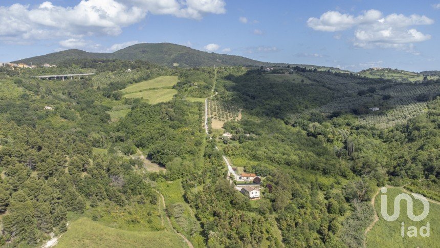 Casale 4 locali di 130 m² in Ancona (60129)