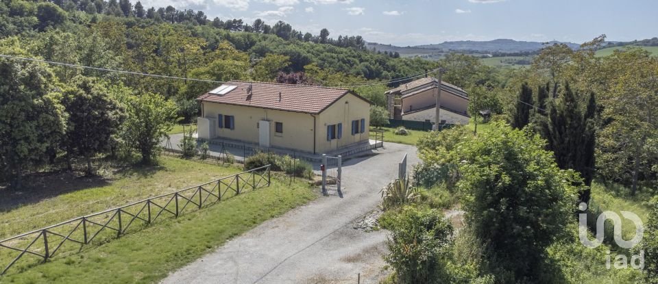 Casale 4 locali di 130 m² in Ancona (60129)