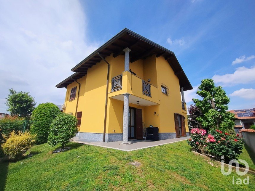 Casale 7 locali di 310 m² in Parabiago (20015)
